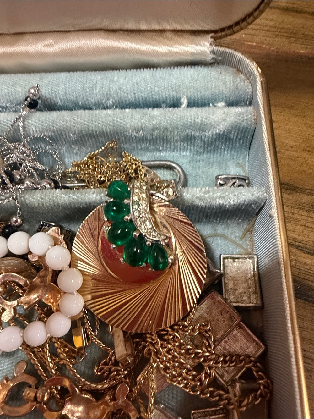Vintage jewelry box with misc Sara cov jewelry. Cuff links and a Boucher pendant - Picture 2 of 7